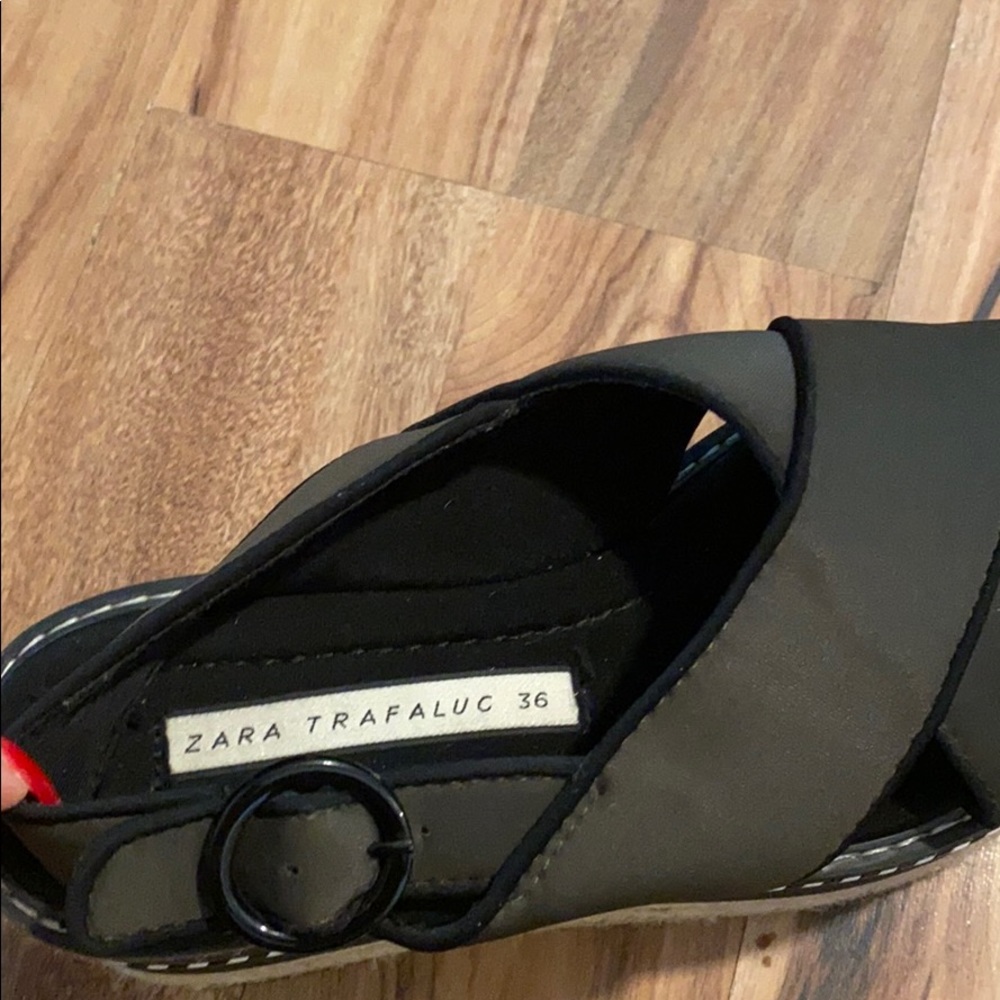 I’m selling my sandals in good condition - Picture 3 of 3